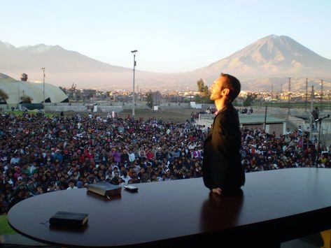 Nick Vujicic Speaking to a multitude.... Conference Photography, Jesus Blood, Ah My Goddess, Nick Vujicic, Finding Meaning In Life, Quotes People, Walk With Jesus, 4 December, Powerful Motivational Quotes