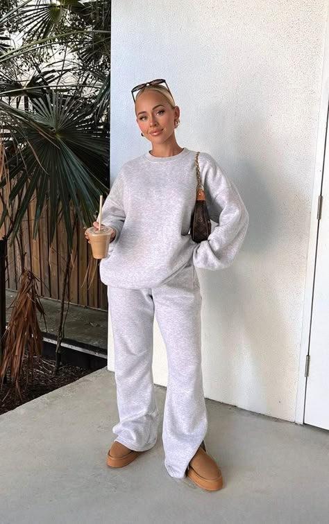 Lazy Cozy Outfits, Comfy Study Outfit, Comfy But Cute Outfits, Comfy Oufits, Flared Legging Outfit, Sweat Set Outfits, Flare Leggings Outfit, Club Pilates, Outfit With Uggs