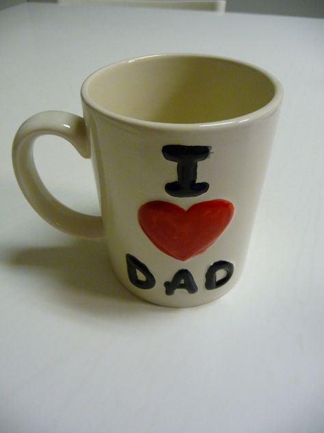 A hand painted "I love Dad" cup which makes a perfect, thoughtful gift on Father's Day Painted Coffee Mugs, Diy Pottery Painting, Hand Painted Mugs, Pottery Gifts, Painted Mugs, Clay Crafts Air Dry, Clay Mugs, Diy Cups, Diy Pottery