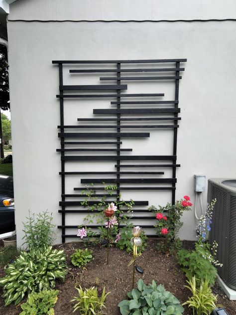 Modern Plant Trellis, Trellis On Wall Ideas, Mid Century Trellis, Mid Century Modern Trellis, Modern Trellis Ideas, Unique Trellis Ideas, Mcm Trellis, Metal Trellis Ideas, Lattice Trellis Ideas