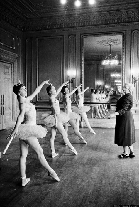 Ballet teacher Marjorie Middleton instructing her pupils in ballet positions during a lesson in one of the studios at the Scottish Ballet School at Grosvenor Crescent, Edinburgh in 1955. 70s Ballet, Scottish Ballet, History Of Dance, Uk Culture, Princess Ballerina, Ballet Positions, Ballet Lessons, Ballet Studio, Ballet Teacher