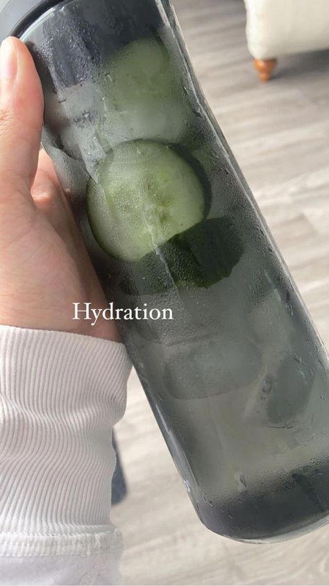 Water Hydration, Drinking Hot Water, Cucumber Water, Water Aesthetic, Healing Waters, Healthy Water, Fruit Water, Healthy Drinks Recipes, Healthy Girl