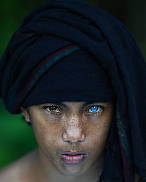 Photographer Discovers Members Of An Indonesian Tribe Who Have The Bluest Eyes Ever Seen Unique Blue Eyes, Hooded Blue Eyes, Pretty Eye Colors, Two Different Eye Colors, Waardenburg Syndrome, Beautiful Eye Color, Sanpaku Eyes, Different Color Eyes, Prominent Eyes