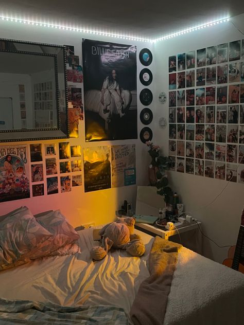 Early 200s Room Aesthetic, Small Bedroom Ideas Y2k, Early 2000s Bedroom Aesthetic, Aesthetic Room Led, Early 2000s Bedroom, 2000s Bedroom Aesthetic, Y2k Bedroom Aesthetic, Y2k Room Ideas, 2000 Room