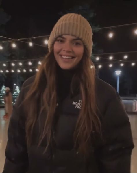 Kendall Jenner North Face, Kendall Jenner Looks, Black North Face Puffer, Kendall Jenner Icons, Stile Kendall Jenner, North Face Hat, The North Face Puffer, Beige Hat, Girl Smile