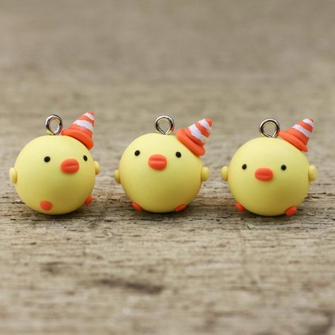 Clay Duck Tutorial, Duck Clay Sculpture, Duck Polymer Clay, Duck Clay Art, Air Dry Clay Duck, Keychain Diy Clay, Cute Clay Keychains, Polymer Clay Duck, Clay Charm Ideas