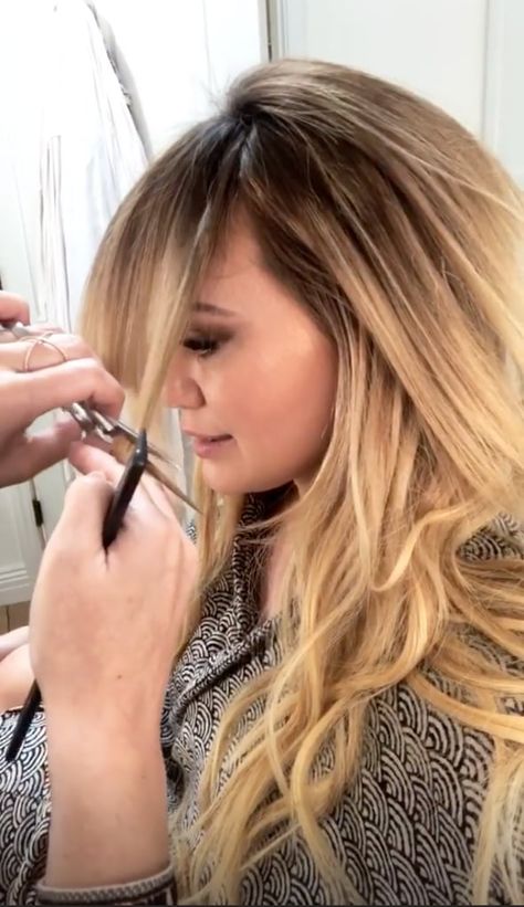 Image Hillary Duff Haircuts, Hilary Duff Hair 2023, Long Feathered Bangs, Hilary Duff Hair Color, Feathered Hairstyles With Bangs, Jlo Bangs, Feathered Bangs Long Hair, Hilary Duff Bangs, Hilary Duff Hairstyles