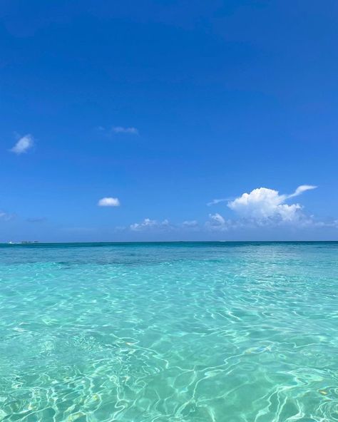 Bahamas Water, Clear Ocean Water, Beach Clouds, Clear Ocean, Clouds Aesthetic, Ocean Water, Sea Beach, Bahamas, Water