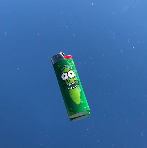 Sharpie Lighter Art, Lighter Art Diy, Rick And Morty Lighter, Painting On Lighter, Painted Lighters Aesthetic, Cool Lighter Designs, Diy Lighter Painting, Painted Lighter Aesthetic, Lighter Paintings