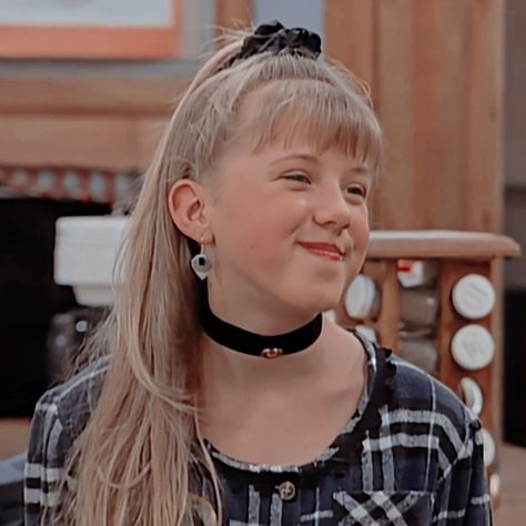 Stephanie Tanner Full House, Full House Stephanie, Stephanie Tanner, Celebrity Icons, Series Characters, Jodie Sweetin, Fuller House, House Aesthetic, 90s Aesthetic