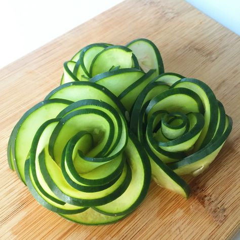 Cucumber Carving, Cucumber Art, Kids Food Ideas, Vegetable Garnish, Cucumber Rose, Cucumber Flower, Garnish Ideas, Veggie Art, Decorações Com Comidas