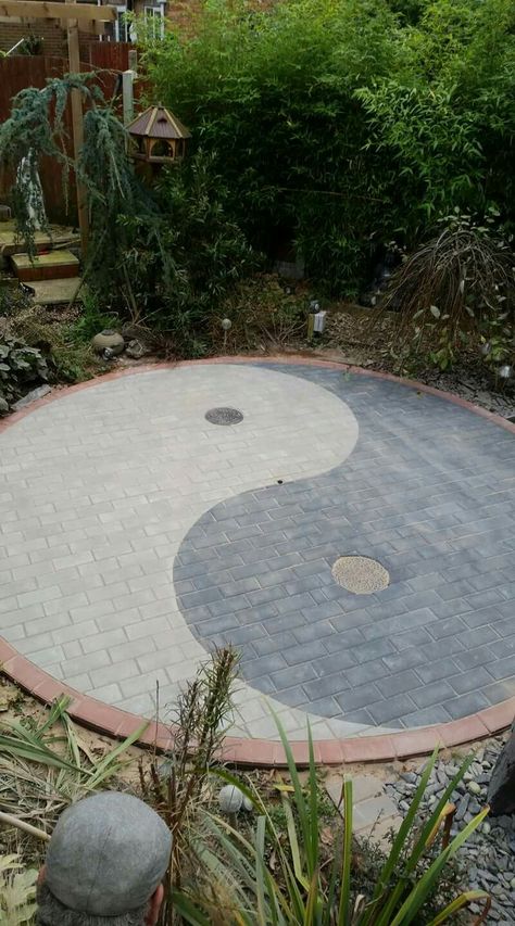 Ying Yang Garden Design, Yin Yang Garden, Japan Garden Zen, Therapeutic Garden, Mediterranean Minimalism, Rock Beds, Diy Garden Landscaping, Backyard Patio Furniture, Ying And Yang