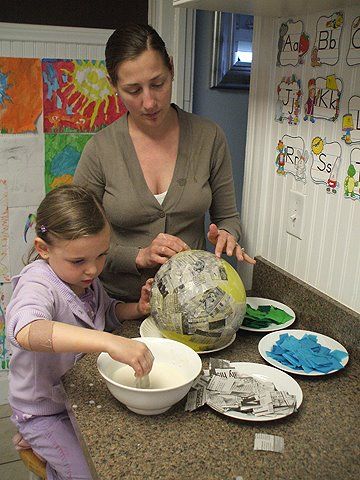 Model Earth Project, Earths Crust Project Models, Diy Planet Earth Project, Earth Paper Mache, Paper Mache Globe, Paper Mache Earth Preschool, Space Activities Preschool, Earth Day Drawing, Planet Crafts