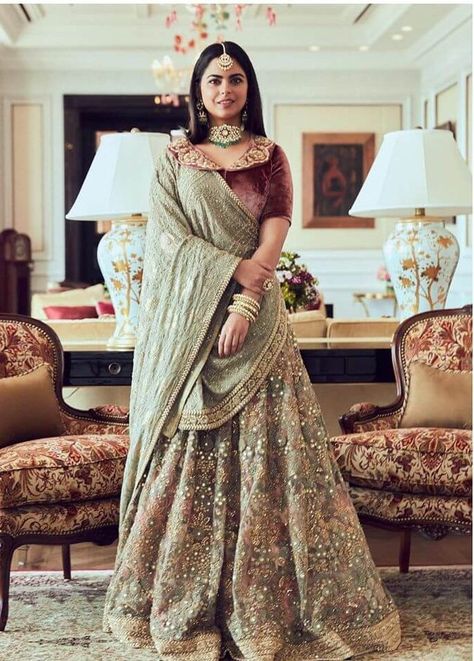 Unique And Trending Dupatta Draping Ideas For Brides! Dupatta Draping Styles, Dupatta Draping, Isha Ambani, Sabyasachi Lehenga, Bridal Dupatta, Indian Outfits Lehenga, Lehnga Dress, Indian Bridal Dress, Indian Bridal Wear