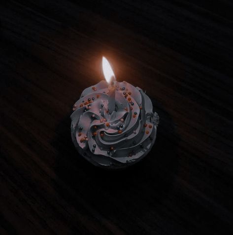 Cupcake With Candle Aesthetic, Cupcake Aesthetic, Hand Photography, Moon Pictures, Candle Aesthetic, Birthday Cupcake, Bridal Wedding Rings, Aesthetic Photography Nature, Birthday Cupcakes