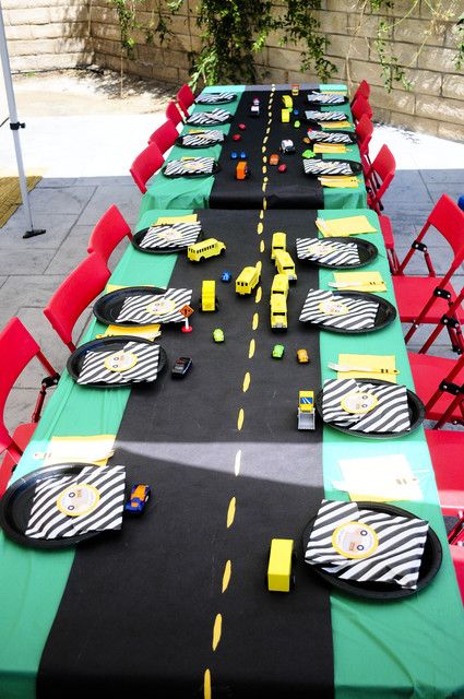 street table Bus Birthday Party Ideas, Bus Birthday Party, School Bus Party, Bus Party, Transportation Birthday Party, Transportation Party, Transportation Birthday, Wheels On The Bus, Karas Party Ideas