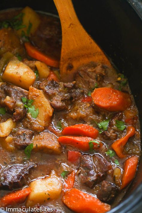 Slow cooker Jamaican Beef Stew - Immaculate Bites Jamaican Beef Stew, Classic Beef Stew, 500 Calorie, Oxtail Recipes, Carrots Potatoes, Jamaican Dishes, Island Food, God Mat, Jamaican Recipes