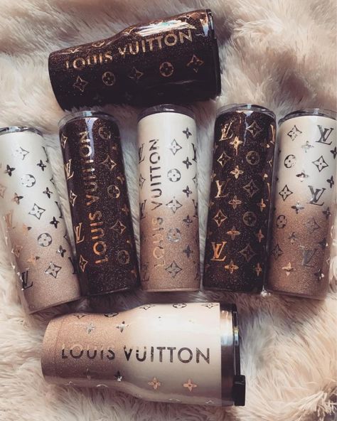 Louis Vuitton Glitter Tumbler, Lv Tumbler Ideas, Lv Cup Design, Boujee Tumbler Cups, Tumblers For Christmas, Lv Tumbler Cup, Louis Vuitton Tumbler Cup, Lv Tumbler, Tumbler Sayings