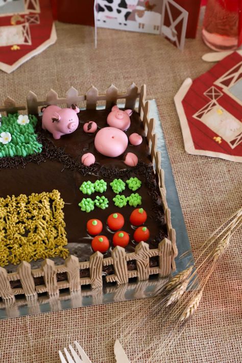 Votre enfant vous demande un gâteau sur le thème de la ferme pour son anniversaire et vous êtes en manque d'idées ? Cette recette est faite pour vous ! Elle est facile à réaliser et vous pourrez laisser aller votre imagination afin de créer une jolie ferme ;o) C'est parti pour un gâteau au chocolat décoré d'un jardin, d'une mare aux cochons et d'un parc, le tout entouré de jolies barrières. 
#gâteauchocolat #gâteaufacile #thèmeferme #ferme #pâtisseriefacile #gâteauanniversaire