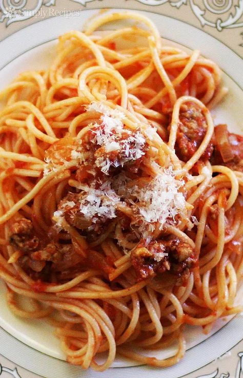 Homemade Italian Spaghetti Sauce, Making Spaghetti Sauce, Italian Sausage Spaghetti, Spaghetti Easy, Italian Spaghetti Sauce, Spaghetti Recipes Easy, Sausage Pasta Recipes, Italian Sausage Pasta, Sausage Spaghetti