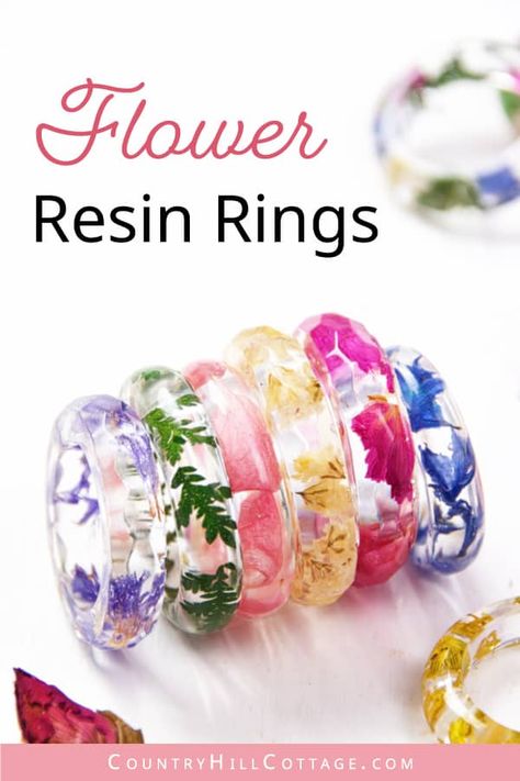 See how to make resin rings! This easy step-by-step tutorial shows the best silicone resin ring molds and different techniques and inspo ideas for how to style flower epoxy resin rings, wedding rings, trendy clear rings, colorful chunky rings, wedding bands, and men’s resin rings. Making your own homemade jewelry is an incredible craft to express your creativity and artistic abilities and DIY resin rings are wonderful handmade gifts for your friends and family. | CountryHillCottage.com Diy Resin Ring Holder, Flower Ring Jewelry, Resin Rings Tutorial, Epoxy Ring Ideas, Resin Earrings Diy Silicone Molds, How To Make Resin Rings Diy Tutorial, Diy Crafts Resin, Unique Resin Ideas Flower, How To Make Resin Jewelry Tutorials