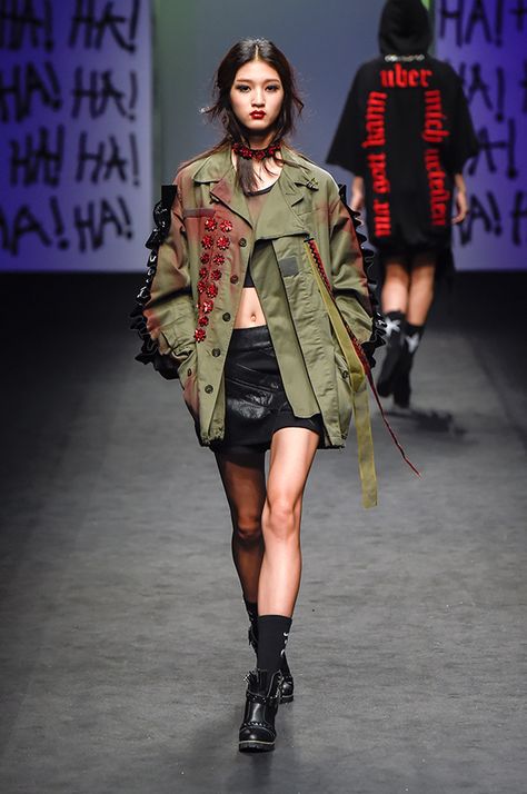 SEOUL FASHION WEEK: Yohanix SS17 Collection - Design Scene Army Look Fashion, Grunge Runway, Seoul Fashion Week Runway, Yohan Kim, Korean Fashion Week, Army Outfit, Military Inspired Fashion, Corset Fashion Outfits, Army Look