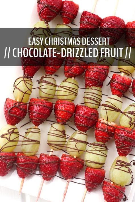 Christmas Fruit Dessert, Healthy Christmas Dessert Recipes, Holiday Theme Food, Healthy Christmas Desserts, Grinch Kabobs, Fruit Skewer, Fruit Kabob, Easy Christmas Dessert, Easy Dessert Recipes Christmas