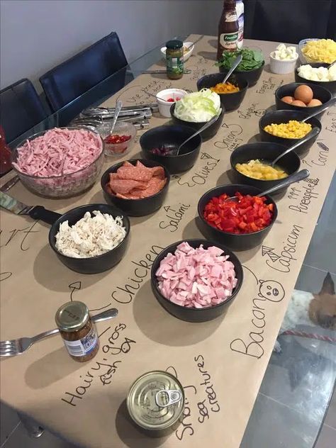 Pizza Party Bar Ideas, Pizza Night Set Up, Diy Pizza Station, Diy Pizza Night Party, Pizza Night Family, Individual Pizza Party, Pizzaria Themed Party, Diy Pizza Party Ideas, Ooni Pizza Party Ideas