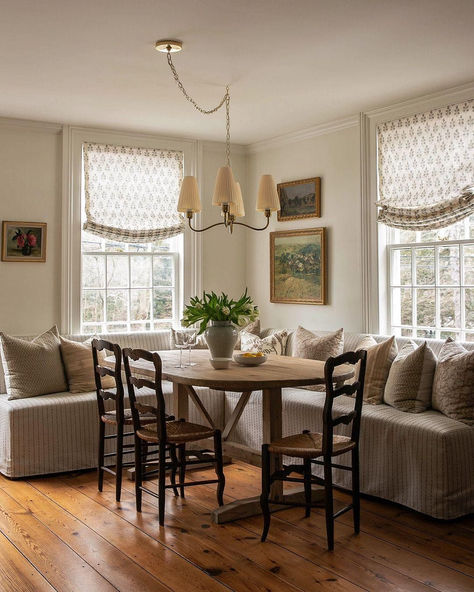 Hosting season is right around the corner and we couldn't be more excited! This dining nook by @carlaypage combines comfort and charm making it the perfect space to gather around Small Living Dining Room Combo, Small Living Dining Room, Carley Page, Small Living Dining, Living Dining Room Combo, Mexican Interior Design, Settee Dining, Dining Room Combo, Hamptons House