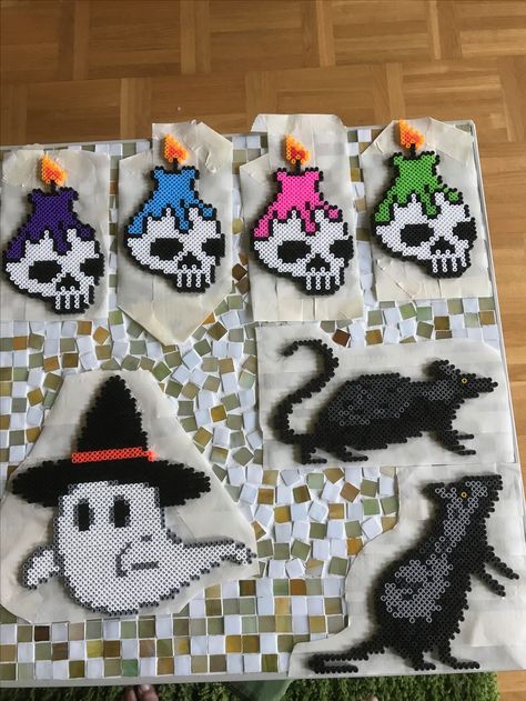 Hama Bead Halloween, Halloween Fuse Beads, Horror Perler Beads, Halloween Hama Beads, Halloween Perler Bead Patterns, Hama Beads Halloween, Halloween Perler, Hamma Beads Ideas, Halloween Fest