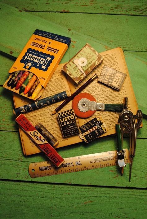 Vintage School Supplies, School Supplies Aesthetic, Supplies Aesthetic, Vintage Office Supplies, School Supplies Highschool, Old Office, School Supplies Organization, Office Display, School House Rock