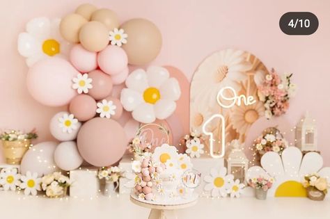 Daisy Theme Smash Cake Photoshoot, Daisy Themed Backdrop, Smash Cake Daisy, Daisy Theme Cake Smash, Intimate 1st Birthday Party Ideas, Daisy First Birthday Theme Backdrop, Daisy Party Theme 1st Birthdays, Daisy Cake Smash, Daisy Smash Cake