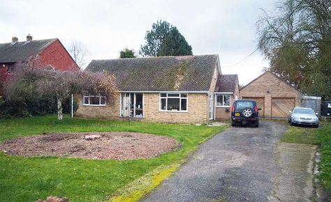 Bungalow Transformation Before After Uk, 70s Bungalow Exterior Makeover, 1970 Bungalow Renovation, Cottage Bungalow Exterior, Bungalow Before And After, 1970s Bungalow Renovation, Small Bungalow Renovation, Bungalow Extensions Before And After, 1950s Bungalow Renovation