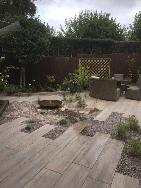 Modern gravel river Decking And Gravel Garden, Tile And Gravel Patio, Porcelain Patio Ideas, Pea Gravel Garden, Natural Backyard, Plants Backyard, Hardscape Patio, Tub Surrounds, Patio Stone