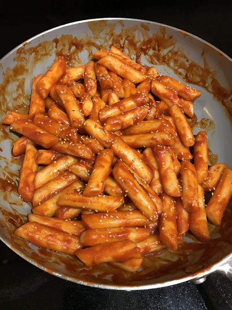 Teokkboki Food, Cheesy Tteokbokki, Korean Tteokbokki, Asian Food, Asian Recipes, Ramen, Carrots, Healthy Recipes, Pins