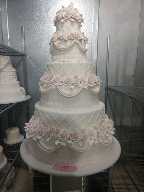 Wedding Cake Aesthetic, Giant Flowers Diy, Staircase Makeover, Dream Wedding Cake, Cake Aesthetic, Bridal Ball Gown, Special Cakes, Unique Wedding Cakes, Amazing Cake