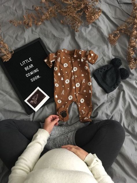 Pregnancy Announcement Flatlay #futurebabies Vom Avea Un Copil, Cute Pregnancy Announcement, Magical Winter, Baby Sleep Problems, Foto Baby, Foto Tips, Winter Baby, Pregnant Mom, Baby Reveal