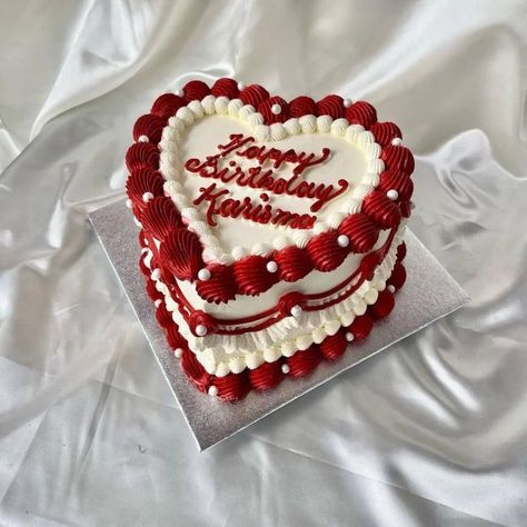 Heart Cake Ideas, Red Heart Cake, Heart Shaped Birthday Cake, Heart Cake Design, 19th Birthday Cakes, Heart Birthday Cake, Bolo Vintage, Red Birthday Cakes, Easy Cakes