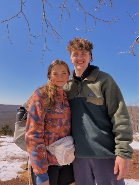 Hiking Outfit Patagonia, Hiking Jacket Outfit, Synchilla Patagonia Outfit, Synchilla Outfit, Couple Hiking Pictures, Patagonia Outfit Aesthetic, Patagonia Synchilla Outfit, Patagonia Baggies Outfit, Patagonia Fleece Outfit