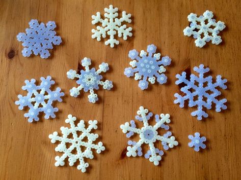 Snowflake Perler Beads, Snefnug Med Perler, Perler Bead Ideas, Christmas Perler Beads, Hamma Beads Ideas, Melty Bead Patterns, Beaded Snowflakes, Perler Bead Templates, Hama Beads Patterns