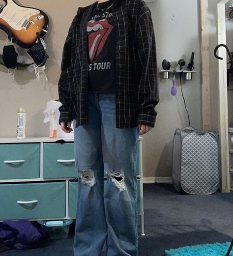 baggy ripped jeans flannel Flannel With Baggy Jeans, Y2k Nonbinary Fashion, Flannel And Baggy Jeans Outfit, Baggy Jeans Outfit Y2k Grunge, Grunge Outfits Baggy Jeans, Grunge Nonbinary, Baggy Ripped Jeans Outfit, Ellie Costume, Green Flannel Outfit