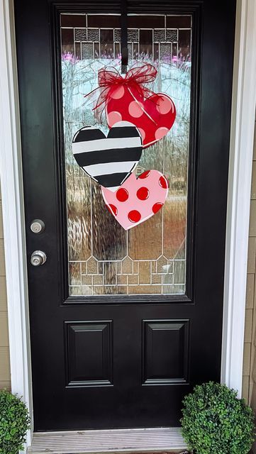 Diy Dollar Tree Heart Signs, Valentines Diy Wood Projects, Valentine Yard Decorations Diy, Heart Signs Wooden, Valentines Wood Door Hangers, Valentines Day Crafts Decorations, Wooden Heart Wreath, Wooden Heart Valentine Craft, Valentine Day Door Decor