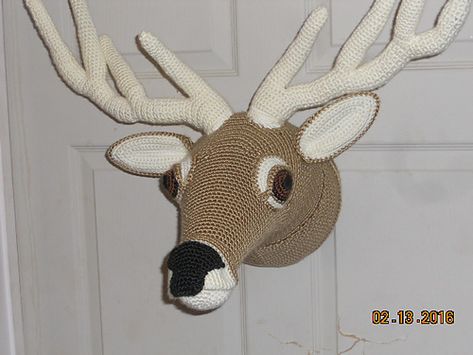 This head is based on a red deer, with lighter markings around the eyes and muzzle. The antlers are made separately and are wired so they can be bent into shape after attaching them to the head. Crochet Antlers, Crochet Animal Head, Trophy Head, Crochet Deer, Stag Antlers, Crochet Animals Free Patterns, Red Deer, Gave Up, Animal Books