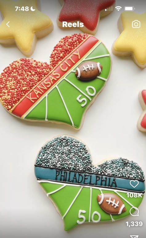 Football Sugar Cookies, Super Bowl Cookies, Fall Decorated Cookies, Football Cookies, Royal Iced Cookies, Sugar Cookie Royal Icing, Iced Sugar Cookies, Sugar Cookie Designs, Cookie Party