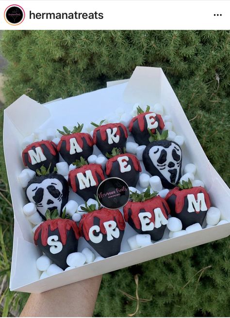 Ghostface Dessert, Ghostface Food Ideas, Horror Themed Centerpieces, Spooky Halloween Strawberries, Adult Chocolate Covered Strawberries, Ghost Face Strawberries, Covered Strawberries Ideas For Him, Horror Chocolate Covered Strawberries, Halloween Theme Strawberries