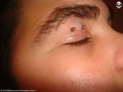 ..owwwww Eyelid Piercing, Ranger Tattoo, Unique Piercing, Surface Piercing, Cool Piercings, Normal Body, Piercings Unique, Piercing Studio, Cosmetic Procedures