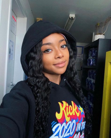 Skai Jackson Aesthetic, Skai Jackson Outfits, Jessie Cast, Ski Jackson, Jackson Instagram, Skai Jackson, Girls Makeup, Curly Hair Styles Naturally, Nicki Minaj