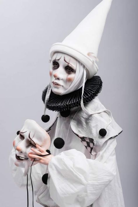 Pierrot Clown Aesthetic, Creepy Angel Costume, Clown Doll Costume, Black And White Jester Makeup, Vintage Clown Outfit, Pierott Clown Costume, Pirouette Clown, Clown Drag Makeup, Dark Circus Costume