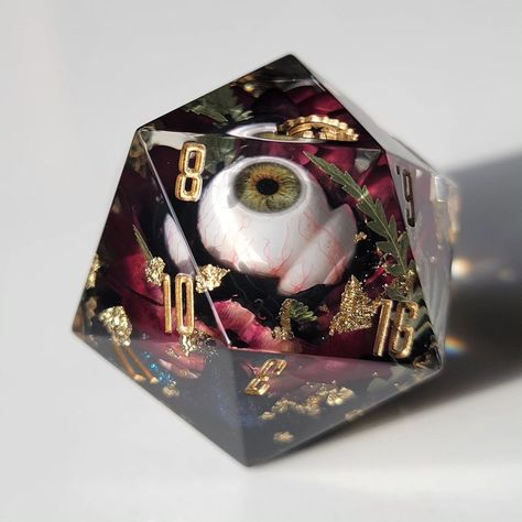 [ 𝕀𝕟𝕤𝕚𝕘𝕙𝕥 ] 👁🩸 🎵 Iiiiiiiif~ you're a Bloodborne fan, clap your hands 🎵 👏👏 😂 That's right, even though insight checks are a thing I actua… | Instagram Cool Dnd Dice, Pretty Dice, Dice Ideas, Dungeons And Dragons Board, Cool Dice, Dice Goblin, Nerd Crafts, Dnd Funny, Resin Dice