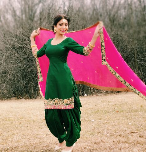 Punjabi Salvar suit dark green with hot pink dupatta #PreWeddingPunjabiLook #jagolook #ladiessangeet #satrangdadupatta #wedding #Punjabijutti #tikka #jhumke #yellowsuit #patialaSalvar #punjabimutiara #patialasalvarsuit #farm#photography #greensuit #punjabisalvarkameez #zardojiwork #handworkembriodery #bottlegreensuit #punjabanmutiar #jatti #style Suit Salwar Design, Salwar Design, Patiala Dress, Patiala Suit Designs, Patiyala Dress, Patiala Salwar Suits, Suit Salwar, Punjabi Fashion, Designer Punjabi Suits